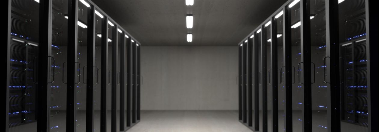 Centro de operações com múltiplas telas de monitoramento